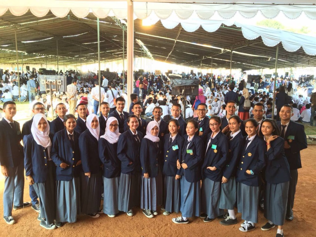 Mahasiswa terpilih yang telah dilatih oleh KPM Unpad berfoto bersama di Gor Jati, Unpad Jatinangor pada acara PMB (Penerimaan Mahasiswa Baru). Kamis (20/08).