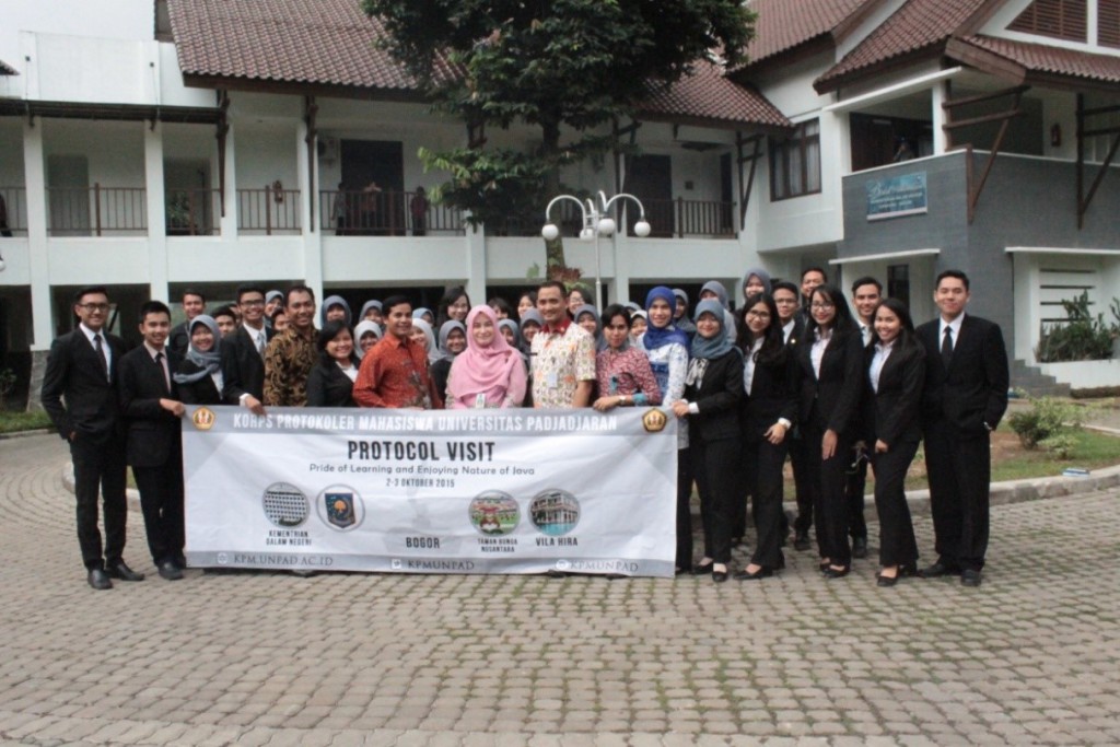 Foto bersama peserta, panitia dan pihak KEMENDAGRI usai kegiatan “Protocol Visit” 2015 di hari pertama. Jumat (02/10).