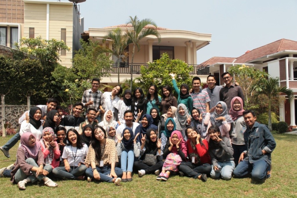 Peserta dan panitia melakukan foto bersama pada hari kedua “Protocol Visit” 2015. Sabtu (03/10).